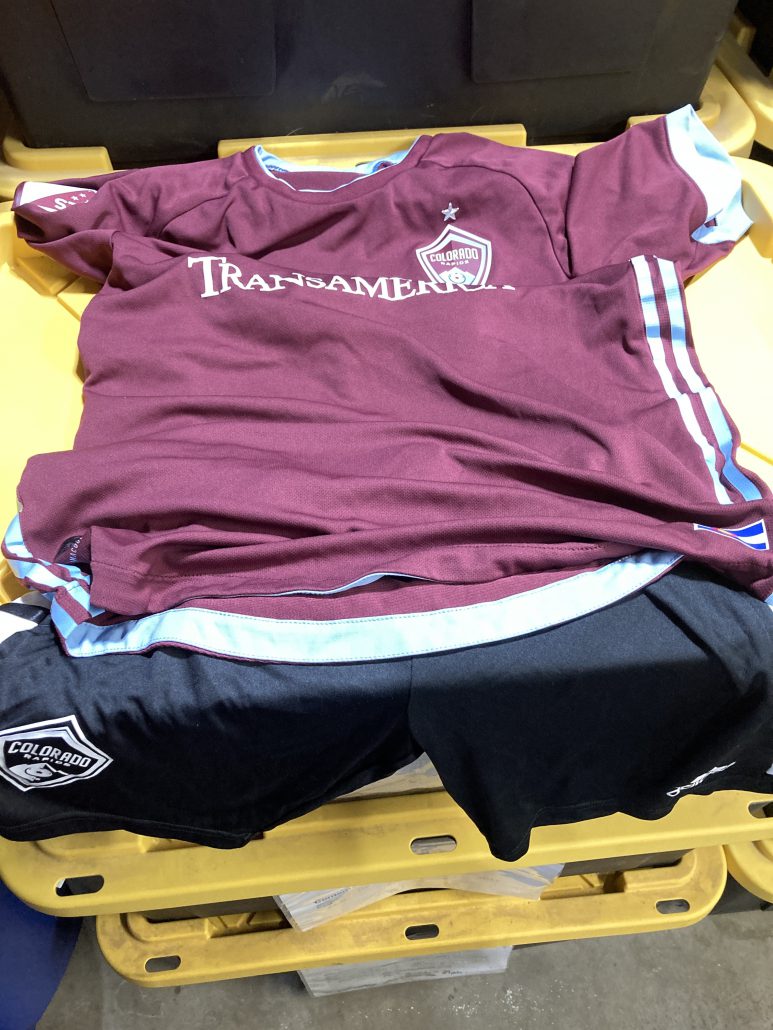Image of the jersey and shorts delivered to Iglesia Cristiana Bethel
